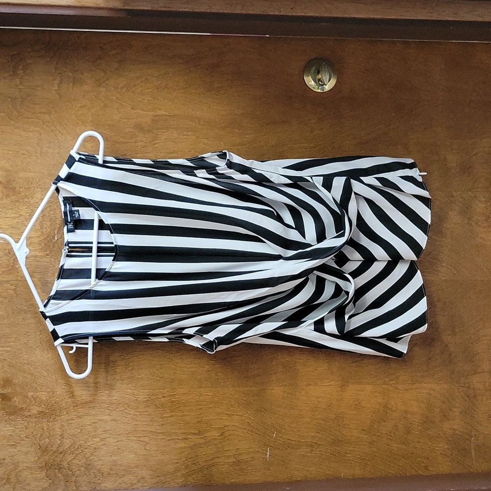 INC black and white striped sleeveless blouse size‎ L